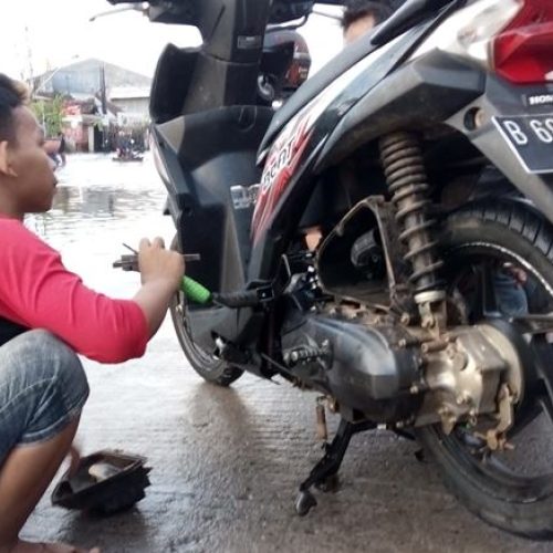 banyak-motor-mogok-terendam-rob-bengkel-dadakan-bermunculan-6yGP4N0p99